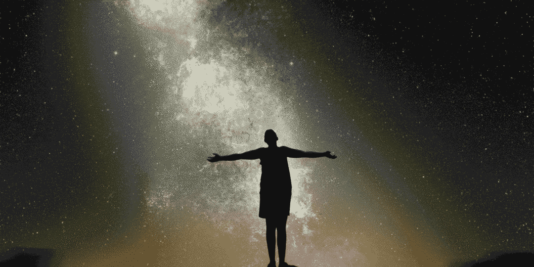 Persona in silhouette con le braccia aperte sotto un cielo stellato, simbolo di connessione profonda e trasformazione personale.