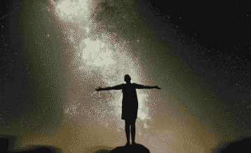 Persona in silhouette con le braccia aperte sotto un cielo stellato, simbolo di connessione profonda e trasformazione personale.