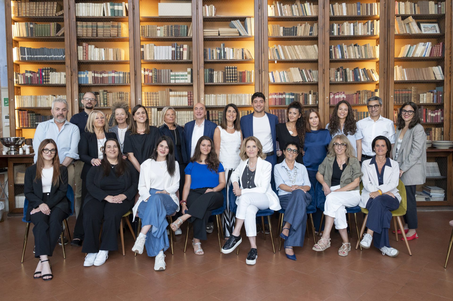 Il team di Hermes Consulting in una biblioteca